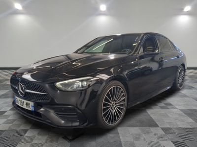 une Mercedes CLA noire garée sur un sol à damier