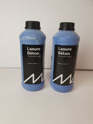 deux bouteilles contenant un liquide bleu posées l'une à côté de l'autre sur une table