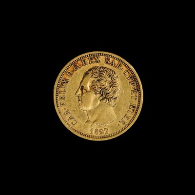 gros plan d'une pièce d'or sur fond noir