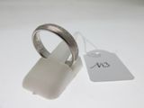 une bague posée à côté d'une étiquette sur une table