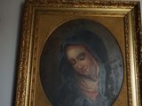 un tableau représentant une femme voilée, accroché au mur
