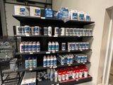 de nombreuses canettes d'eau sur les rayons du magasin