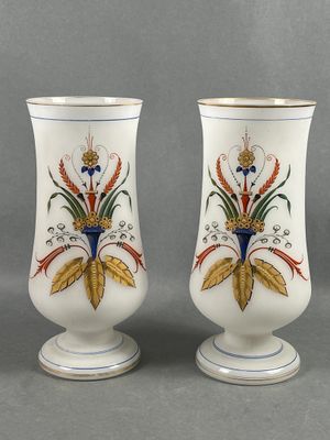 Imposante paire de vases en verre opalin, à décor peint, dor…