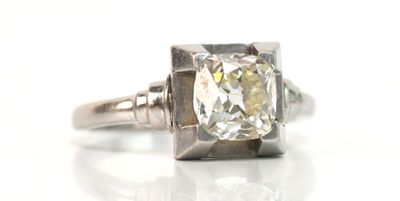 une image d'une bague en diamant sur une surface blanche