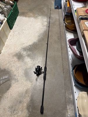 une canne à pêche posée par terre dans un magasin