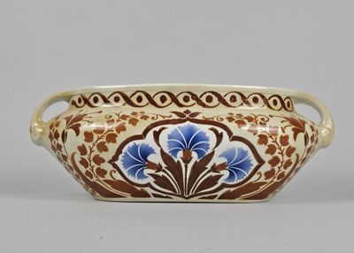 une image représentant un vase orné d'un motif floral