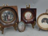 trois photos miniatures représentant une femme et un homme, dans un cadre en bois