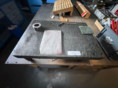 un établi contenant beaucoup d'outils