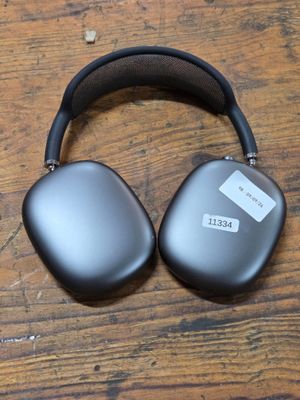 une photo représentant un casque audio posé sur une table en bois