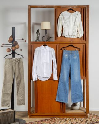 un placard avec une patère et un jean
