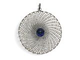 un gros plan d'un pendentif en saphir bleu et diamants sur fond blanc