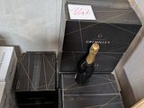 Des cartons de vin sont empilés les uns sur les autres dans une pièce