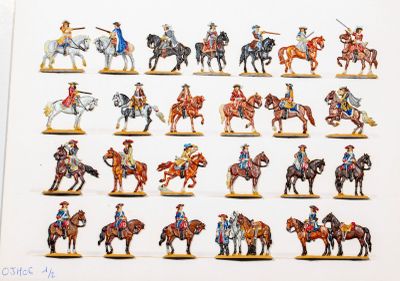 de nombreuses figurines représentant des personnes à cheval et des chevaux