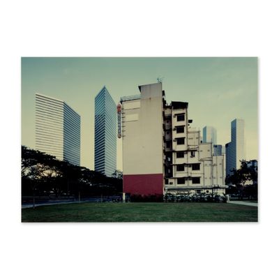 une photo d'un grand immeuble au cœur d'une ville