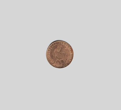 gros plan d'une pièce de monnaie sur une surface blanche