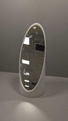 un miroir posé sur une table dans une pièce