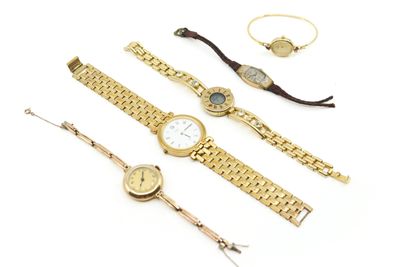 Plusieurs montres et bracelets sont disposés sur une surface blanche