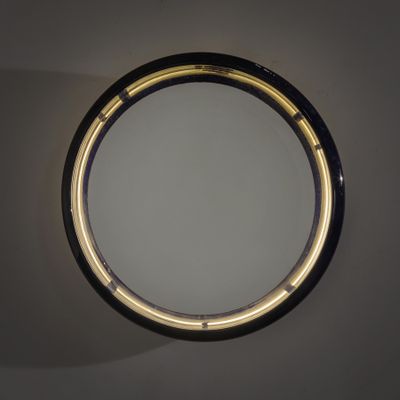 un miroir rond accroché au mur d'une pièce