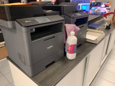 une photo d'une imprimante posée sur un comptoir dans un magasin