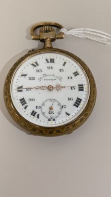 une montre de poche en or avec des chiffres romains