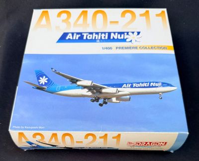 une boîte sur laquelle figure l'image d'un avion volant dans le ciel