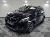 la voiture noire est garée sur un sol en damier dans le garage