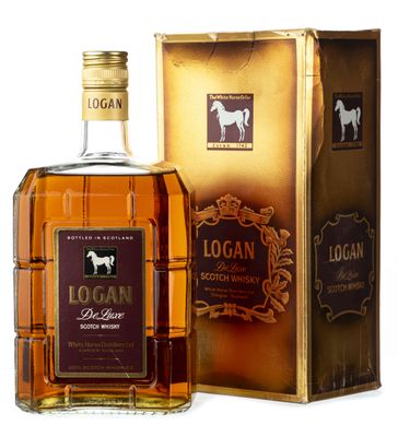 La bouteille de Logan se trouve à côté d'une boîte dorée.