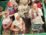 de nombreuses figurines dans une boîte verte posée sur une table