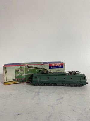 un petit train qui se trouve à côté d'une boîte