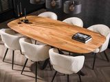 une table en bois entourée de chaises dans une pièce