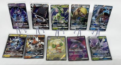 Coffret du jeu de cartes à collectionner Pokémon avec toutes les cartes exposées