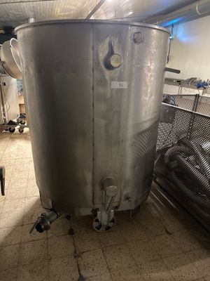 un grand chaudron en métal posé au milieu d'une pièce