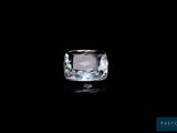 un diamant blanc sur une surface noire, avec un fond noir