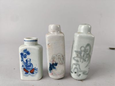 trois petits vases posés l'un à côté de l'autre sur une table