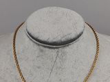 un collier de corde en or sur un mannequin mannequin mannequin mannequin mannequin mannequin mannequin mannequin mannequin mannequin