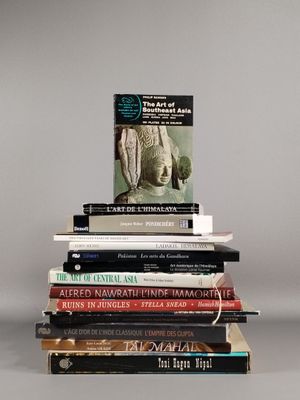 plusieurs livres empilés sur une table