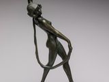sculpture en bronze représentant une femme tenant une cruche, posée sur un socle en marbre