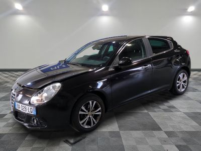 la voiture noire est garée dans le garage sur le sol en damier