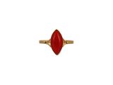 une bague en or avec une pierre rouge au centre