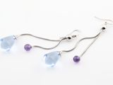 une paire de boucles d'oreilles ornées de pierres bleues et violettes