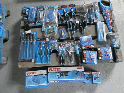 un grand nombre d'outils posés sur une table