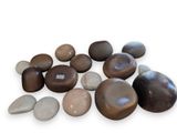 un tas de rochers et de pierres sur une surface blanche
