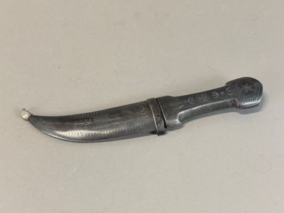 a small knife that is laying on a table