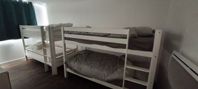 deux lits superposés dans cette petite chambre dotée d'une fenêtre