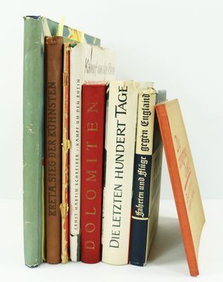plusieurs livres sont empilés sur une surface blanche
