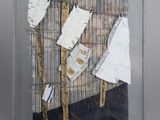 une photo d'une œuvre d'art accrochée au mur