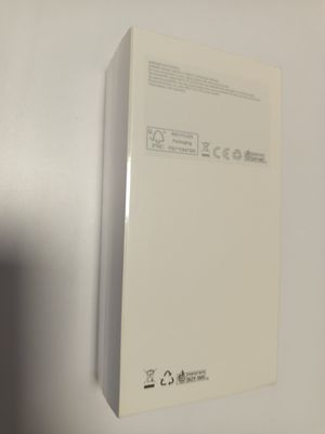une boîte blanche accrochée au mur sur laquelle figure une image
