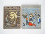 deux livres posés sur une table