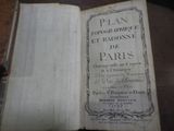 un vieux livre posé sur une table en bois