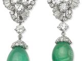 une paire de boucles d'oreilles en émeraude et diamant